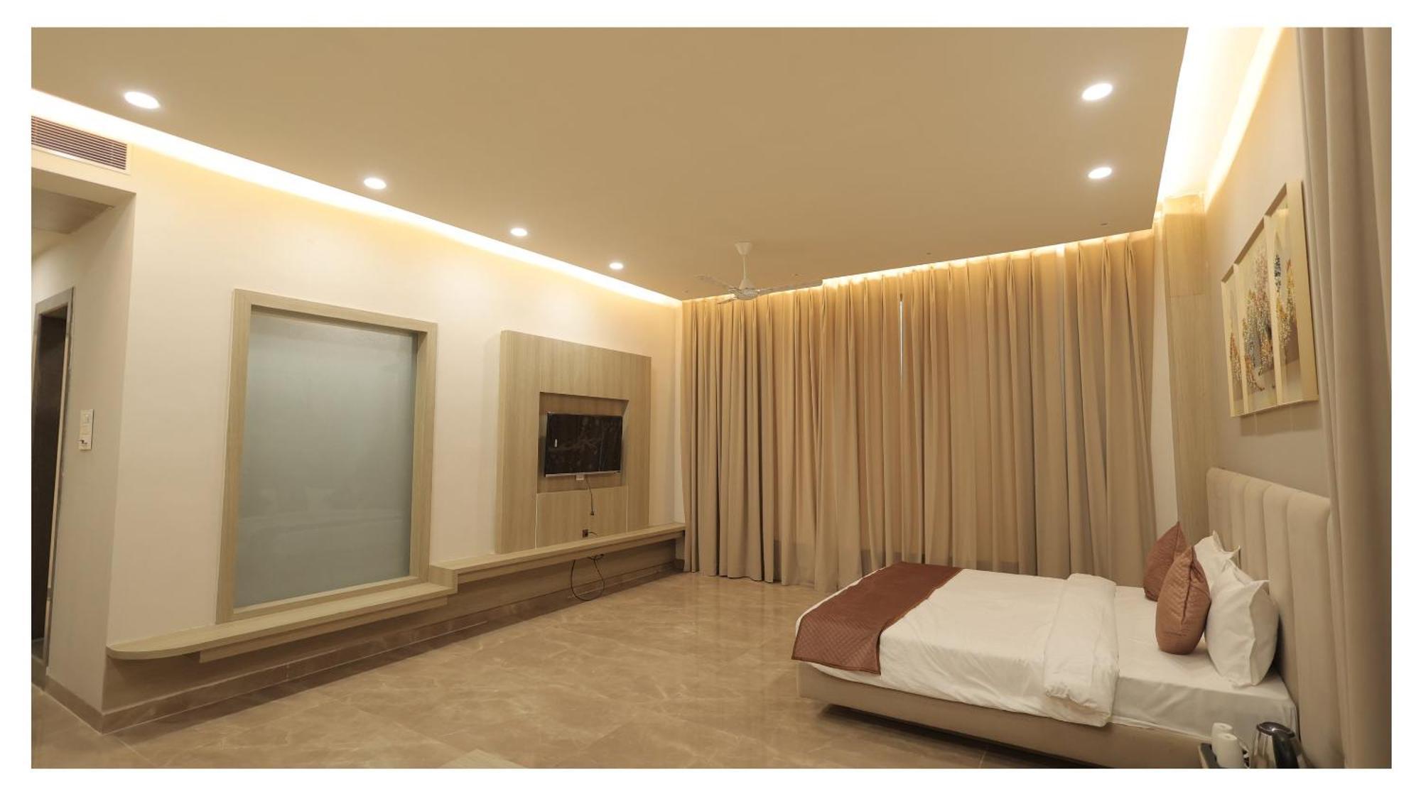 The Riverside Inn Vidisha Bagian luar foto