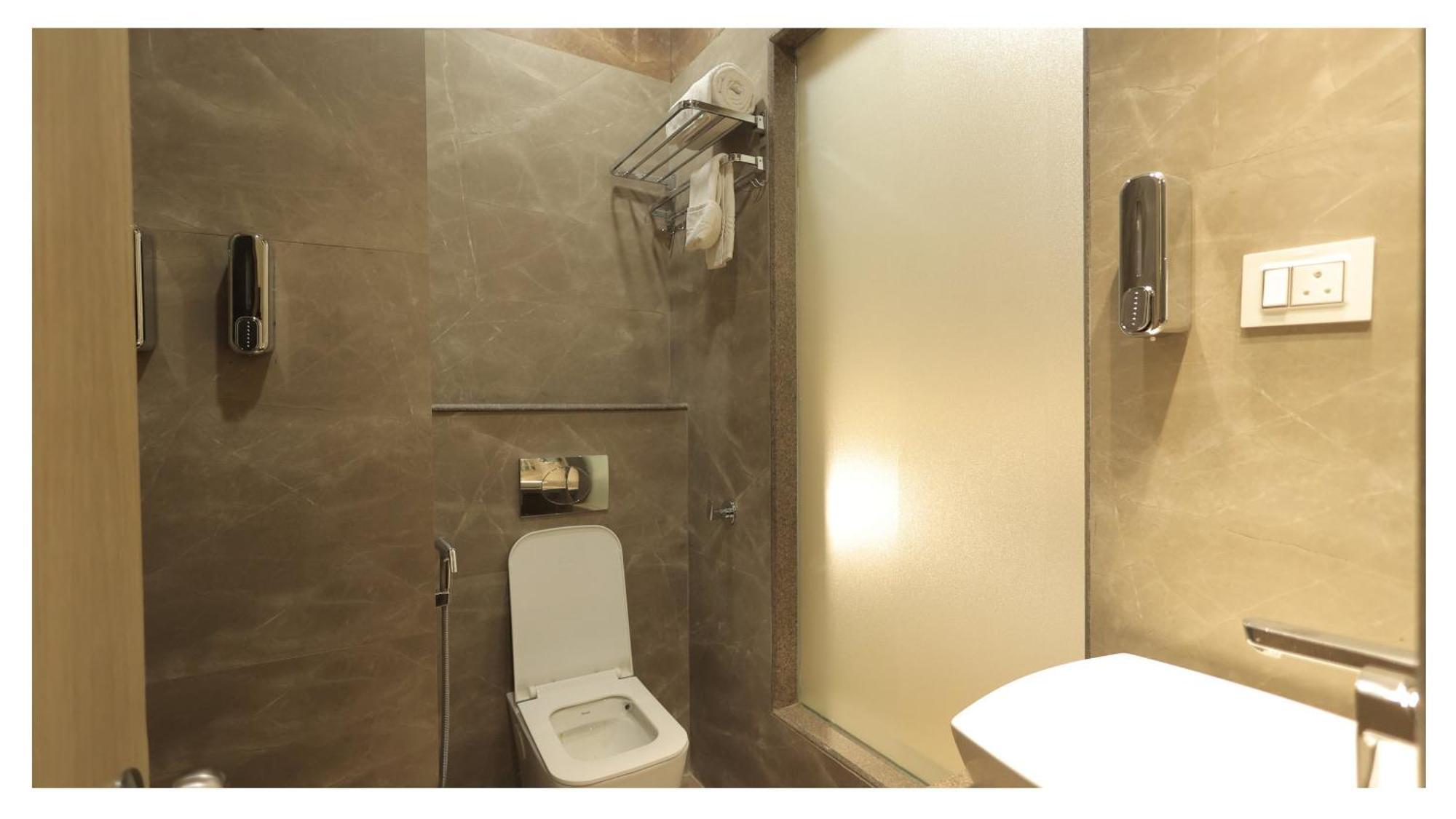 The Riverside Inn Vidisha Bagian luar foto